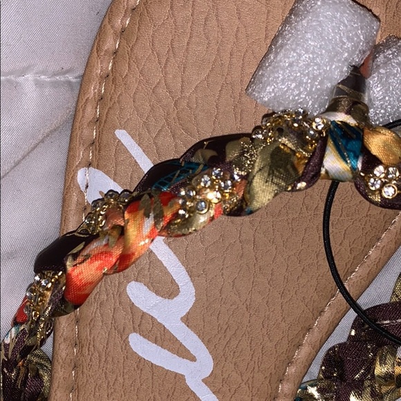 7 Tropical jeweled sandals - Picture 2 of 4